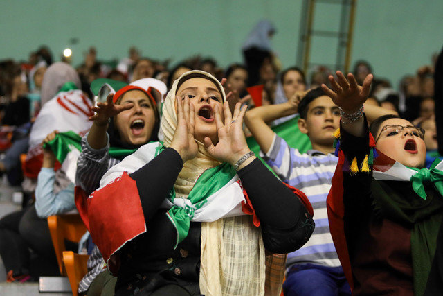 گزارش IWsports از مشکل همیشگی حضور زنان در استادیوم / زنانی با بند “پ” در سالن ۱۲ هزارنفری آزادی تهران!