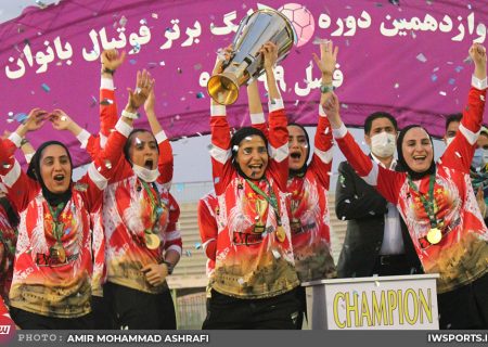 تصاویر | اهدای جام قهرمانی لیگ زنان به شهرداری بم