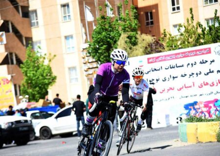 دختران جوان دوچرخه‌سوار در  مهستان رکاب زدند